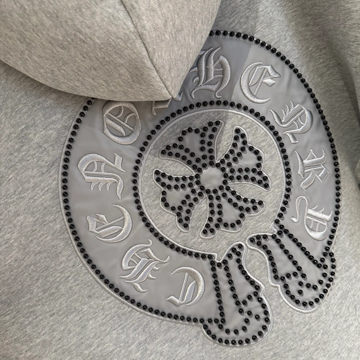 🅿️410 [Strict quality control] CH Croixin's new long-sleeved hooded sweatshirt. The fabric is made of heavy 480g double yarn fabric. Front and back embroidery➕beads. Ready-to-wear loose fit. The fabric is stiff and stylish. It does not deform or shrink. Color: black, white, floral gray. Size: M-2xl